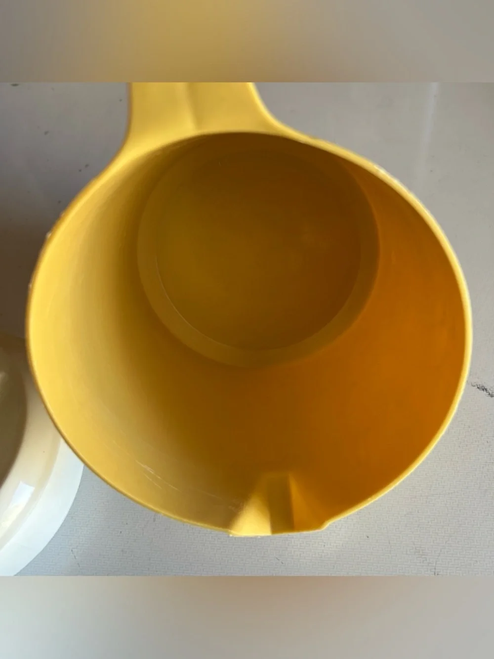 Vintage Rubbermaid 1.5 Quart Yellow Batter or drink Pitcher w/ Lid Retro Kitchen